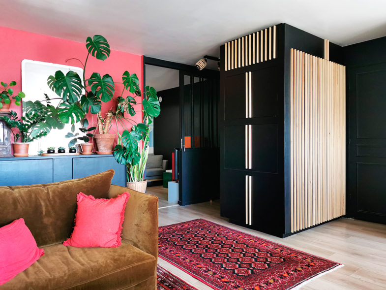 Meuble multifonction: bureau, rangement et sas d'entrée.